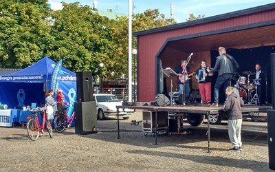 "Old man band" underhåller på Stora Torget