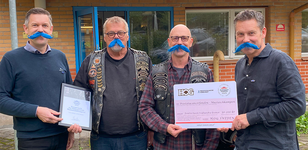 Fyra män med blåa lösmustascher