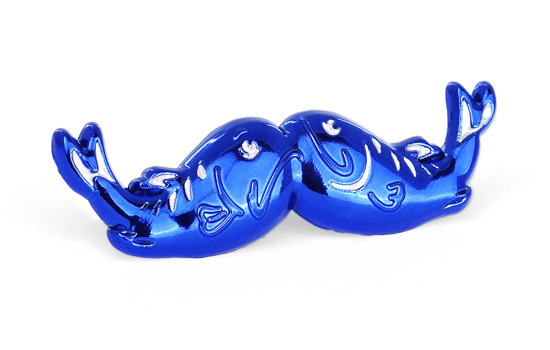 Limiterad pin föreställande två fiskar som tillsammans formar en mustasch 