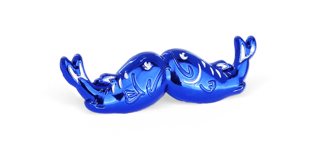 Limiterad pin föreställande två fiskar som tillsammans formar en mustasch 