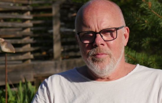 Närbild på en äldre man med glasögon