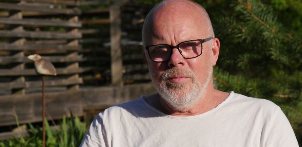 Närbild på en äldre man med glasögon