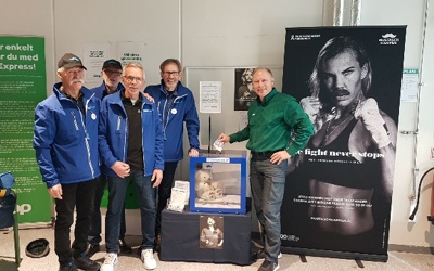 PCF Tjust har idag 2021-11-01 ställt upp en kub hos COOP Flanaden i Oskarshamn. Kuben ska stå hela november och samla in bidrag till Mustaschkampen. De blåklädda är: Thore Pettersson, Sam Gustafsson, Gunnar Brage och Rolf Rosander. Till höger står butikschefen på COOP.