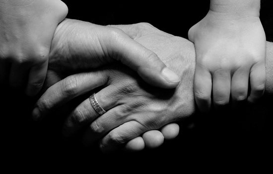 Närbild på händer som håller i varandra