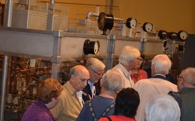 Rundvandring i sändarhallen, historien runt sändaren presenteras.