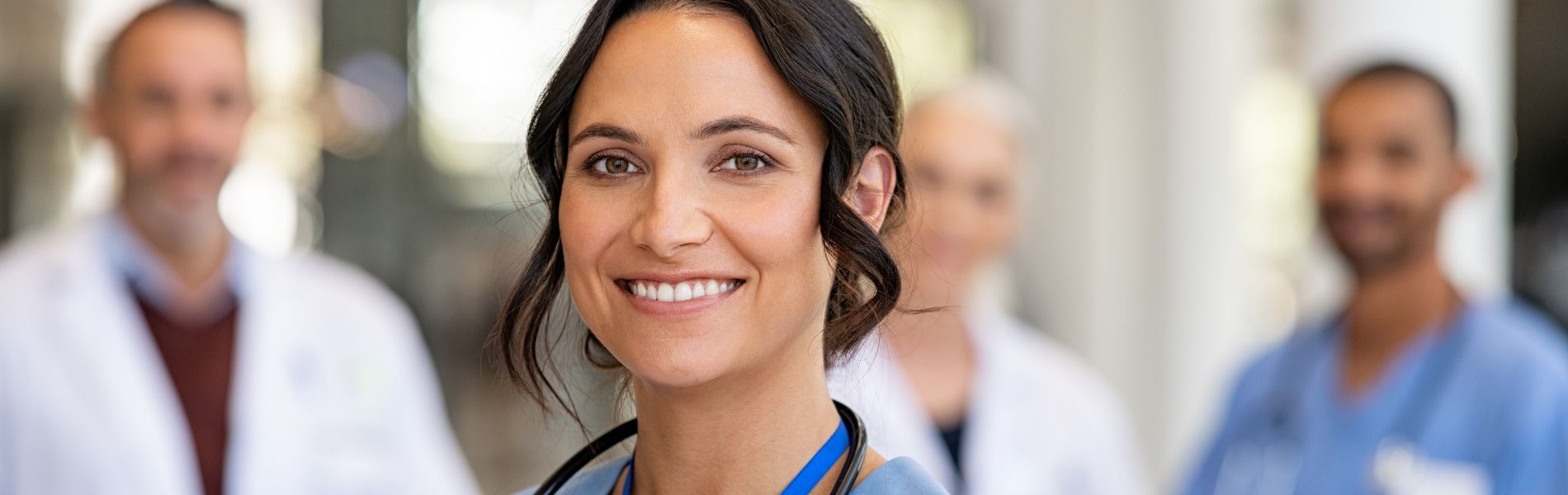 En kvinna som ler i läkarmiljö