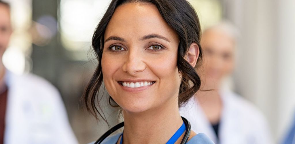 En kvinna som ler i läkarmiljö