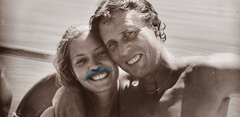 Dotter och pappa står tillsammans vid ett vattendrag