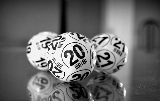 Närbild på tre bingobollar