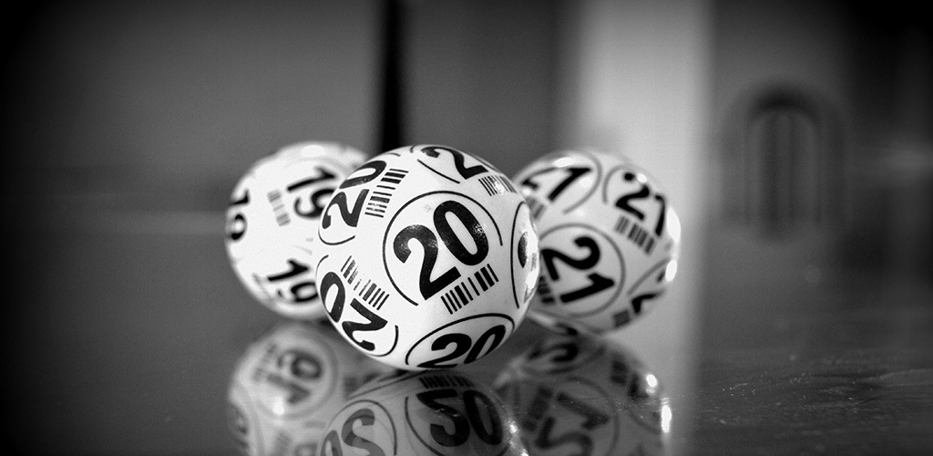 Närbild på tre bingobollar