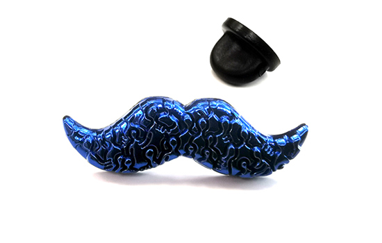 Limiterad 3D-pin med relief formad som en mustasch 
