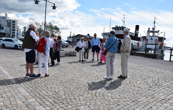 Samling vid färjekajen. Foto: Elisabeth Löfberg