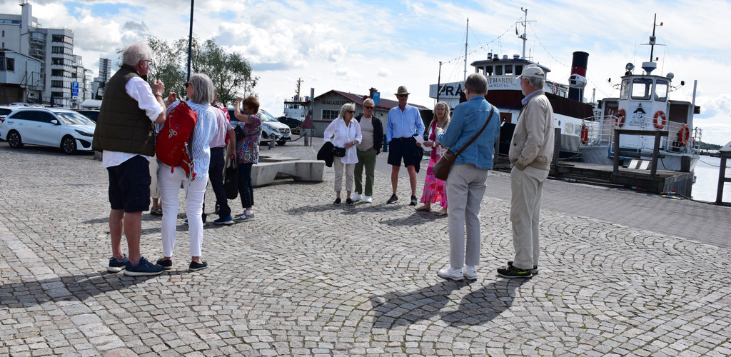 Samling vid färjekajen. Foto: Elisabeth Löfberg