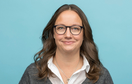 Porträttbild på överläkare Karin Holmsten