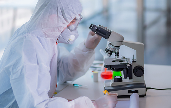 Manlig forskare testar experiment i ett vetenskapslabb där han håller vetenskapligt provrör fullt med kemisk substans.