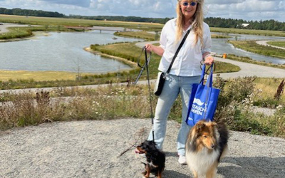 Agneta på rekognosering i våtmarksparken. Foto: Anne-Marie Eriksson