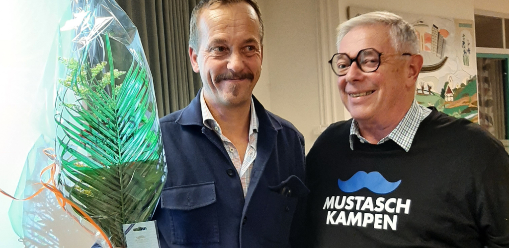 Olof Ståhl, överläkare vid Medicinsk onkologi avtackades av vår vice ordförande Peder Haak. Blomsterkvasten från Maskrosens blomsterhandel, Lindeborg.