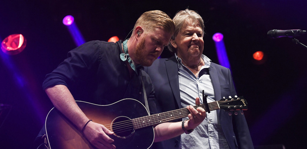 Oscar Magnusson spelar gitarr bredvid sin far Sven-Erik Magnusson