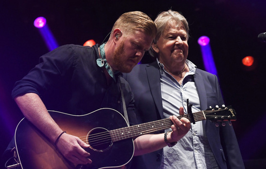 Oscar Magnusson spelar gitarr bredvid sin far Sven-Erik Magnusson
