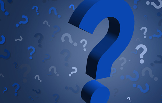 Frågetecken i olika storlekar och färger 