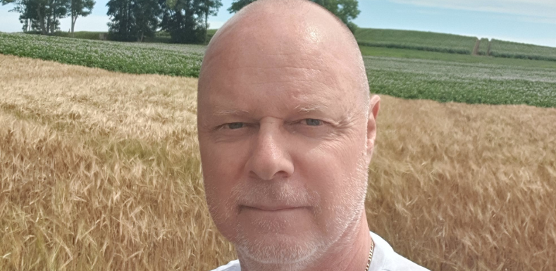 Bild på Bosse på en äng 