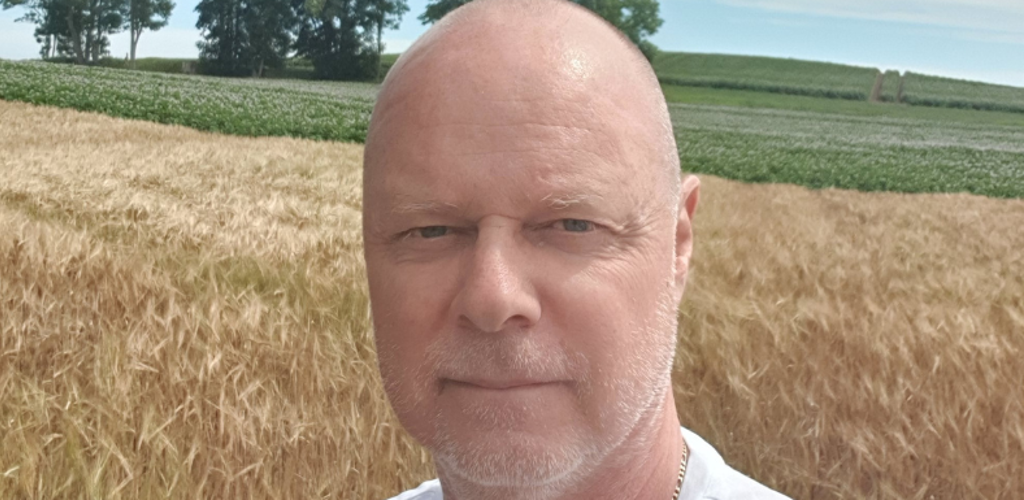 Bild på Bosse på en äng