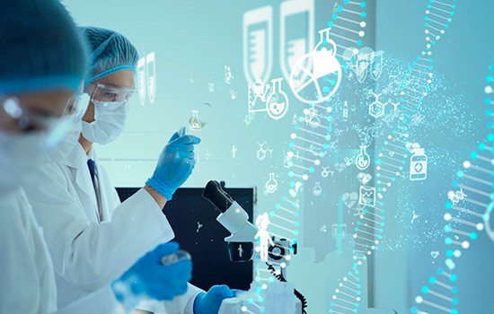 Forskare i vit rock och blå handskar