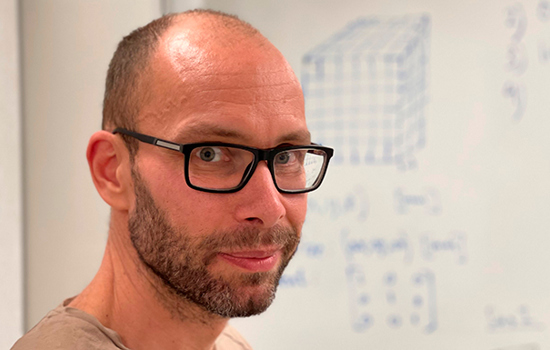 Porträttbild på professorn Tufve Nyholm.