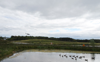 Flygplan som går ner för landning på det intilliggande flygfältet. Foto: Elisabeth Löfberg