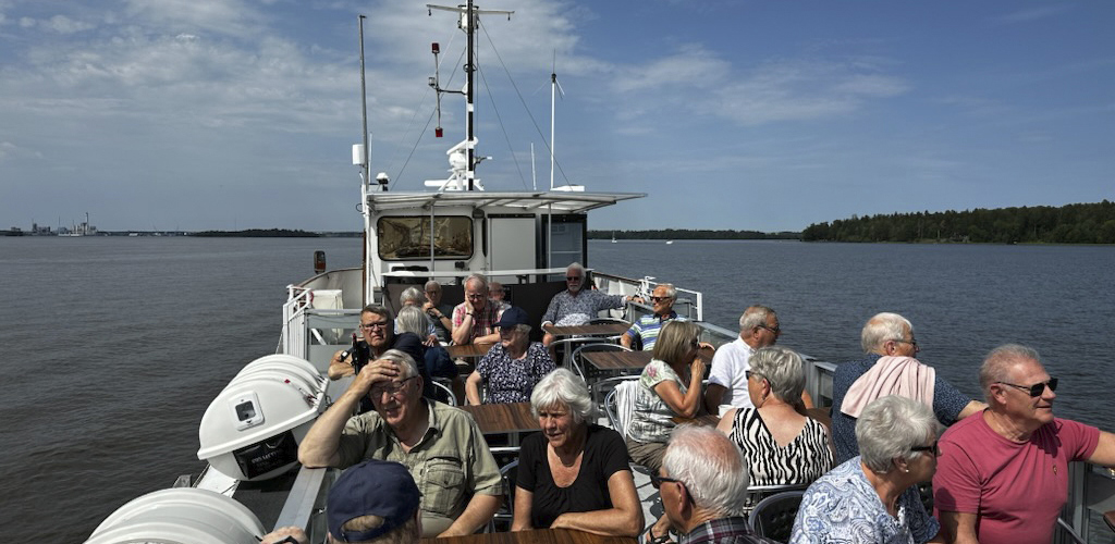 20250615 Kaffe efter maten, serverad på utedäcket där vi kunde njuta av det härliga vädret. Foto: Mats Lindberg
