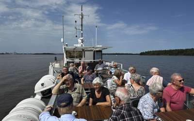 20250615 Kaffe efter maten, serverad på utedäcket där vi kunde njuta av det härliga vädret. Foto: Mats Lindberg