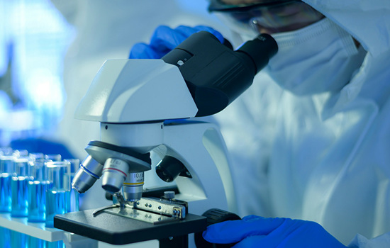 Forskare som tittar i ett mikroskop