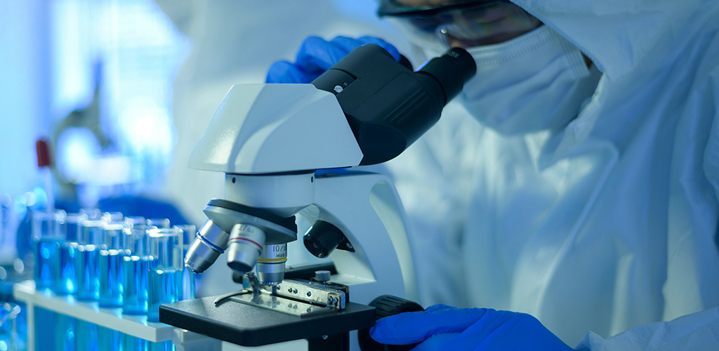 Forskare som tittar i ett mikroskop