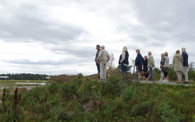 Beundrar utsikten över våtmarksparken och flygfältet. Foto: Elisabeth Löfberg