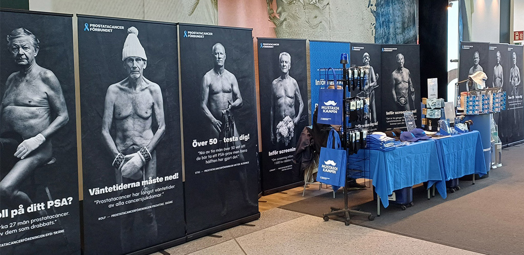 Rader av roll-ups med porträtt på äldre män 