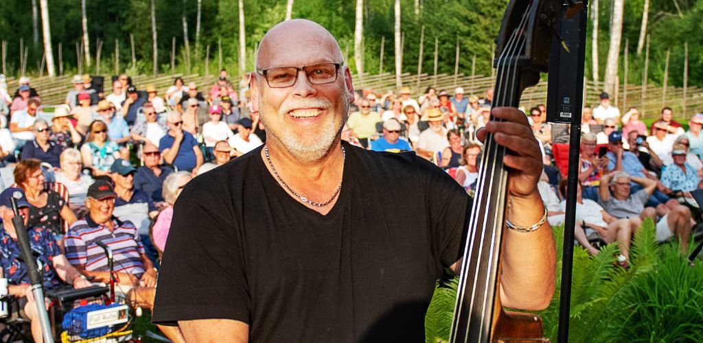 En glad Anders på en äng