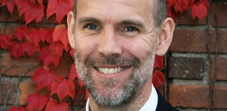 Porträttbild på lektorn Mark Clements.