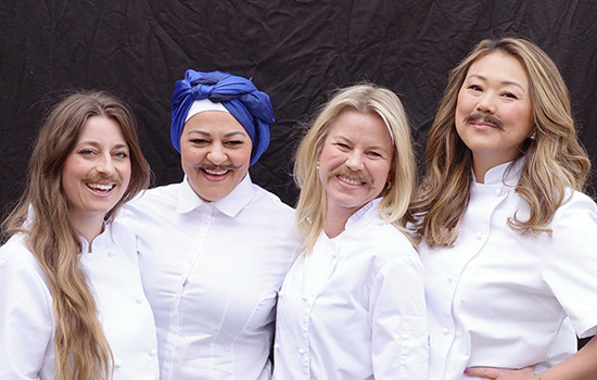 Fyra kvinnliga kockar i mustasch