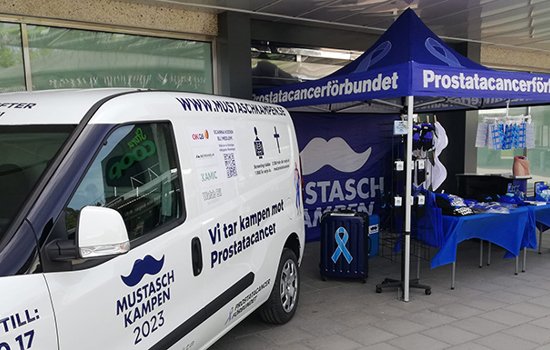 Mustaschkampen-bilen och Prostatacancerförbundets tält