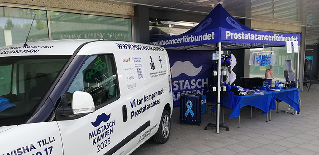 Mustaschkampen-bilen och Prostatacancerförbundets tält