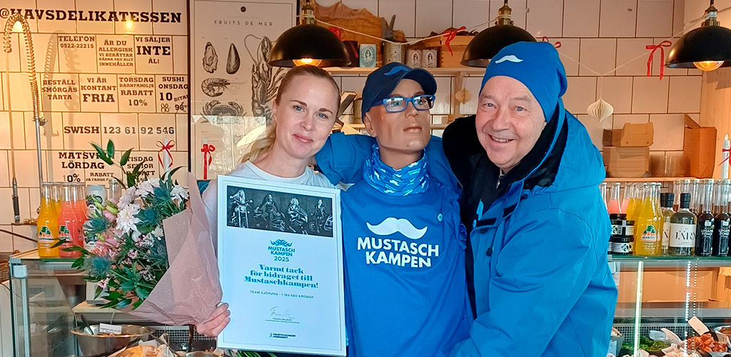 Glad kvinna med ett diplom i handen tillsammans med en skyltdocka och glad man i blåa kläder