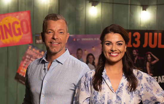 Närbild på en man och en kvinna som ser glada ut