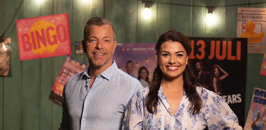 Närbild på en man och en kvinna som ser glada ut