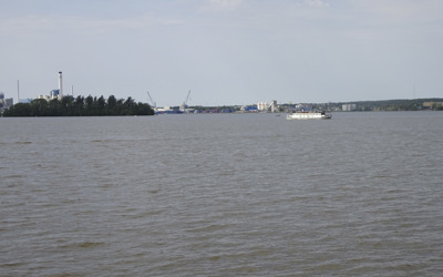 20250615 Elbafärjan på Mälaren, med kraftvärmeverket i bakgrunden. Foto: Kurt Löfberg