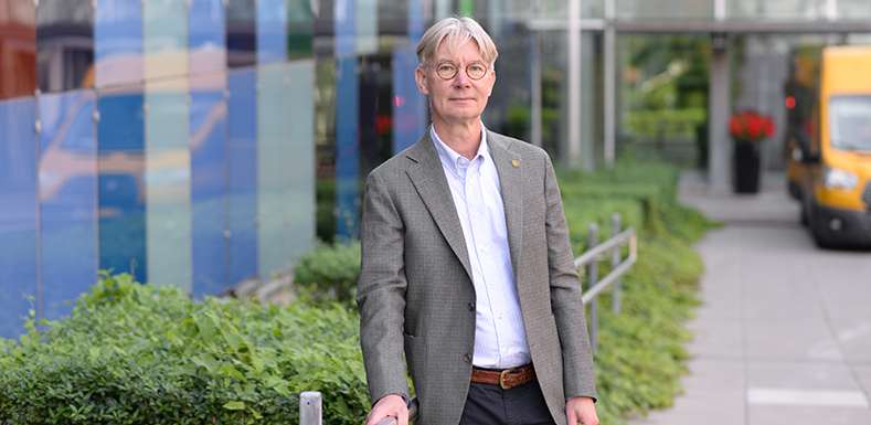 Porträttbild på professorn Lars E Olsson.