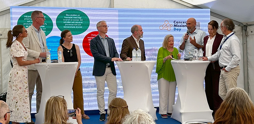 Flera män och kvinnor som deltar i ett panelsamtal