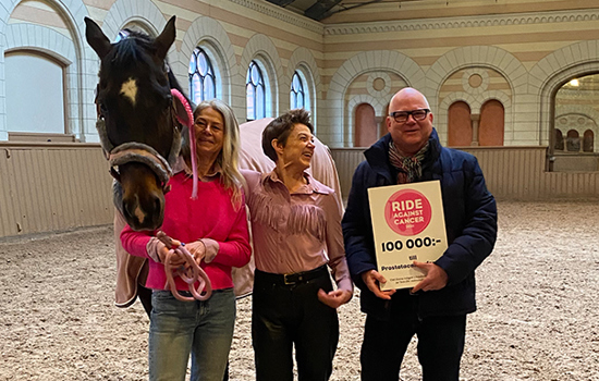 Häst tillsammans med två kvinnor och en man med en check