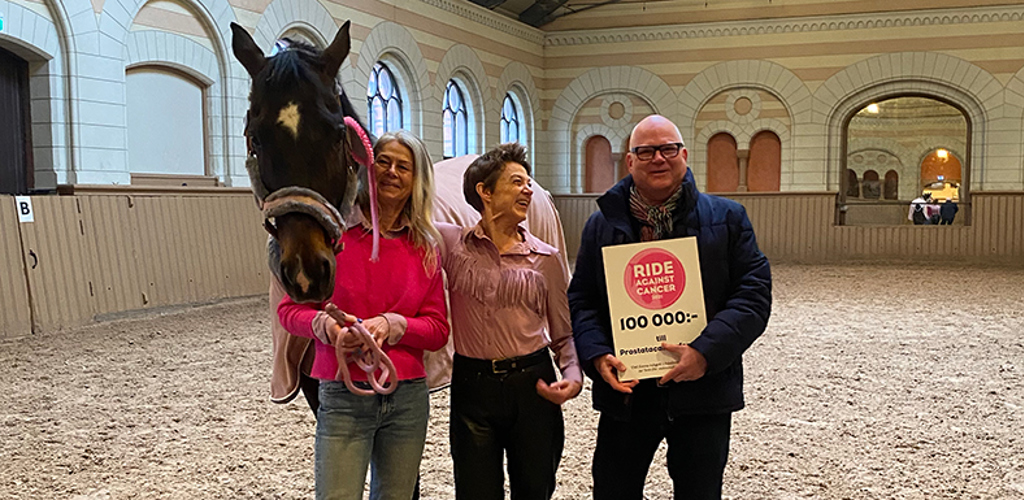 Häst tillsammans med två kvinnor och en man med en check