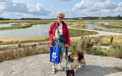 Anne-Marie på rekognosering i våtmarksparken. Foto: Agneta Näsström