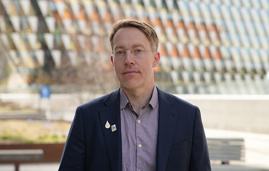 Porträttbild på seniora forskaren Johan Lindberg